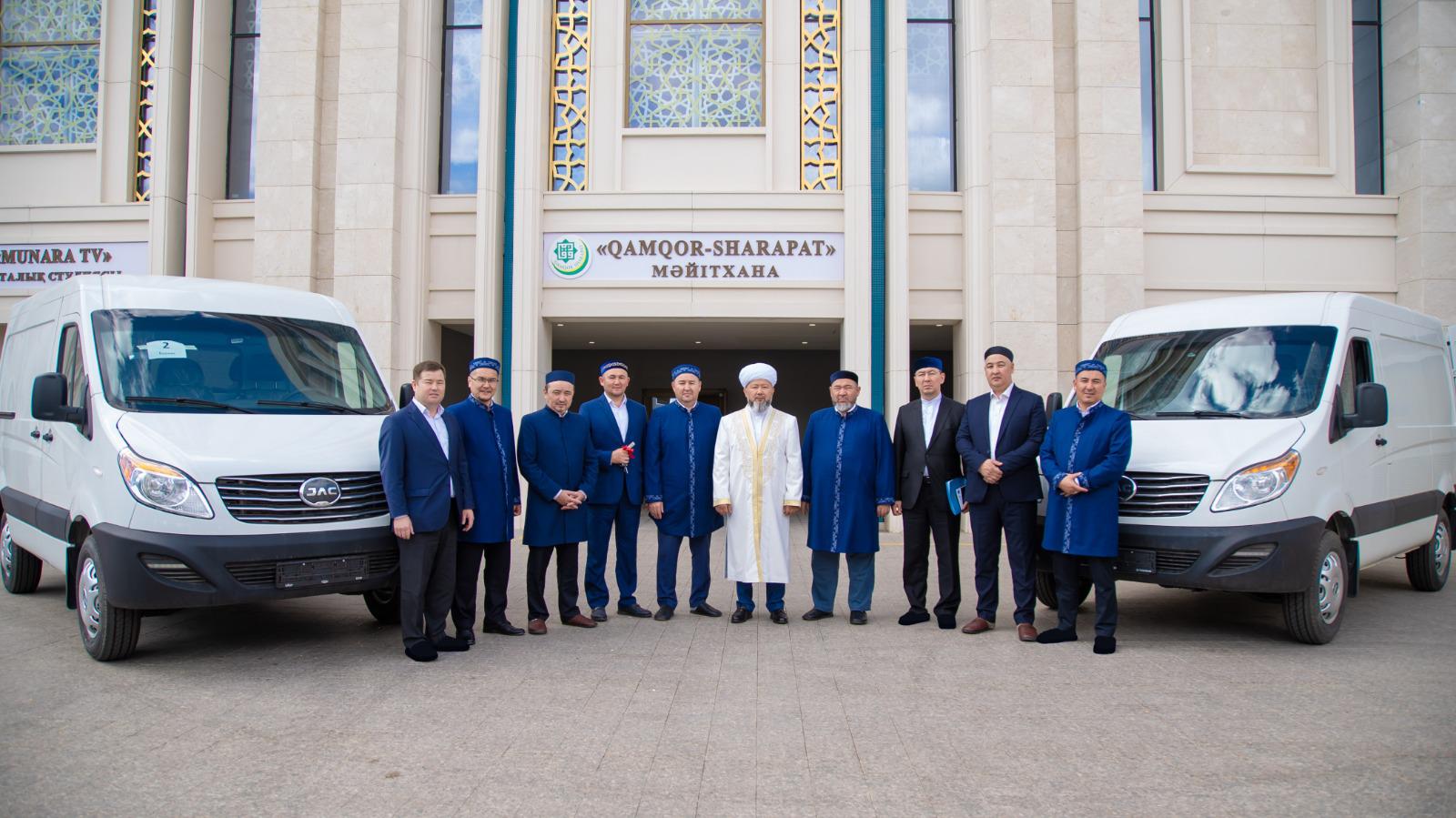 ҚМДБ басшылығы мен имамдар жаңа көліктерді тапсыру рәсімінде